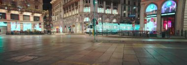 Anamorfik Lens 6K - İtalya 'daki Piazza Duomo Meydanı' ndaki tramvay 10-04-2025