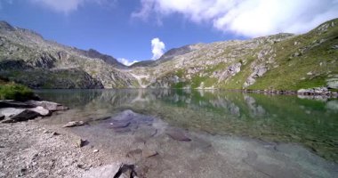 Lambin Dolomite Gölü 'nün yaz manzarası