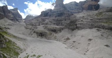 Tuckett Dolomitleri 'nde yaz manzarası