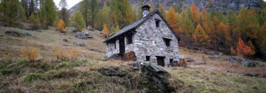 Anamorfik Lens 6K - İtalya 'nın Alpe Devero kentindeki Crampiolo' da sonbahar manzarası