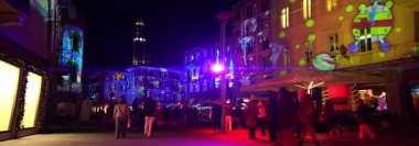 Anamorfik Lens 6K - İtalya 'nın Lecco kentindeki XX Settembre aracılığıyla 11-22-2025 yıllarında Noel sahneleri