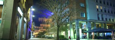 Anamorfik Lens 6K - İtalya 'nın Legnano kentindeki Piazza San Magno' da 12-02-2025 yıllarında Noel manzarası.