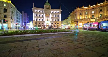 Bokeh - Milano 'daki Cordusio Meydanı' ndaki gece tramvayı 12-13-2025