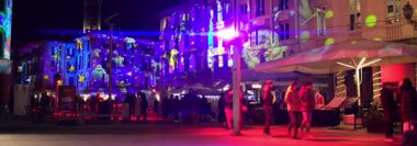 Anamorfik Lens 6K - Lecco İtalya 'da XX Settembre üzerinden Noel manzaraları 11-22-2025