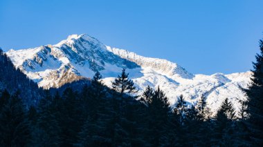 Dolomitlerin beyaz karlı zirveleri