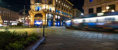 Milano 'daki Cordusio Meydanı' ndaki tramvay ışıklı gece manzarası 12-30-2025