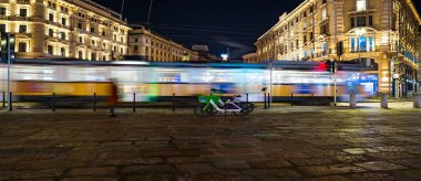 Milano 'daki Cordusio Meydanı' ndaki tramvay ışığında 12-30-2025 yıllarında Noel manzarası