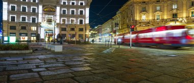 Milano 'daki Cordusio Meydanı' nda 12-30-2025 yıllarında kırmızı tramvay ışıklı Noel manzarası