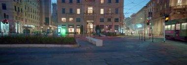 Şafak vakti Milano 'daki Cordusio Meydanı' nda manzara 01-10-2026