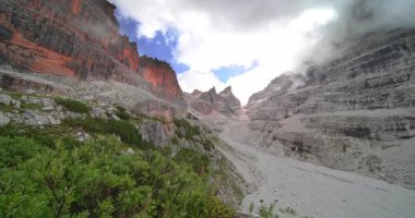 Tuckett Dolomitleri 'nin muhteşem manzarası.