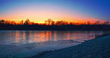 Hareket hızı 8K - Nehirde fantastik bir günbatımı. mp4