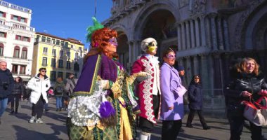 2026 Karnavalı - Venedik İtalya 'daki St. Mark Meydanı' nda 02-01-2026 'da renkli karnaval maskeleri