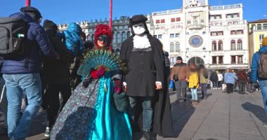 2026 Karnavalı - Venedik 'teki St. Mark Meydanı' ndaki Turkuaz Karnaval Maskesi 02-01-2026