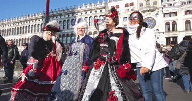 Venedik 'teki St. Mark Meydanı' ndaki karnavala poz veren maskeler 02-01-2026