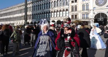 Venedik İtalya 'daki St. Mark Meydanı' nda 2002-01-2026 yıllarında karnaval maskeleri eğleniyor..