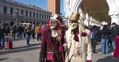 Venedik 'teki St. Mark Meydanı' ndaki karnaval iskeletleri 02-01-2026