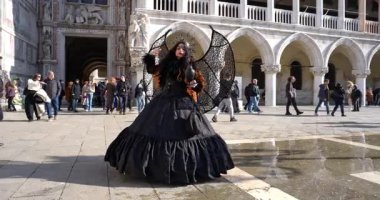 Venedik, İtalya 'daki St. Mark Meydanı' ndaki karnaval cadısı 02-01-2026.