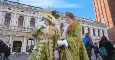 Venedik 'teki St. Mark Meydanı' nda 02-01-2026 tarihli bir çift karnaval maskesi.