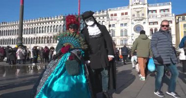 2026 Karnavalı - Venedik 'teki St. Mark Meydanı' ndaki Turkuaz Karnaval Maskesi 02-01-2026