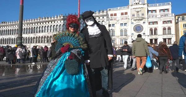 2026 Karnavalı - Venedik 'teki St. Mark Meydanı' ndaki Turkuaz Karnaval Maskesi 02-01-2026