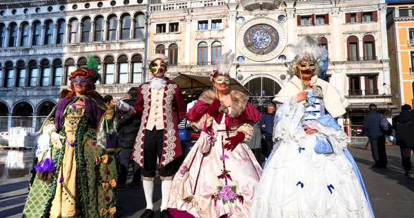 2026 Karnavalı - Maskeli insanlar 2002-01-2026 'da Venedik' teki St. Mark Meydanı 'nda bir videocuya poz verdiler