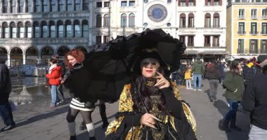 Venedik İtalya 'daki St. Mark Meydanı' nda 02-01-2026 tarihli zarif karnaval maskesi..