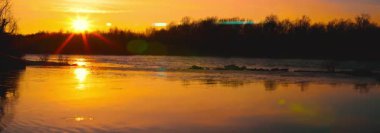 Anamorfik Lens 6K Nehirde gün batımını rahatlatıyor.