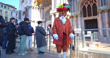 Venedik 'teki St. Mark Meydanı' ndaki karnaval maskesi 02-01-2 '26