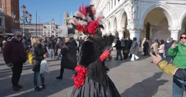 Venedik 'teki St. Mark Meydanı' ndaki karnaval maskesi İtalya 02-01-2026