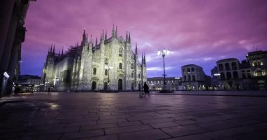 8K Timelapse - İtalya Piazza Duomo 'da şafak vakti 02-28-2026
