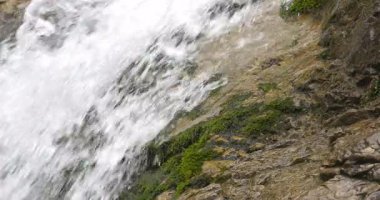 Slow Motion - Dolomitlerdeki Alp Şelalesi