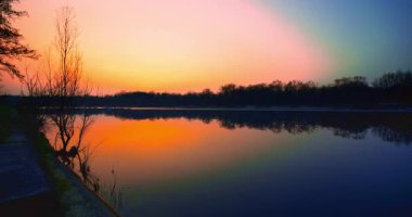 Meditasyon ve rahatlama için nehirde gün batımı