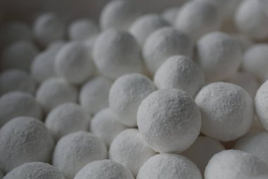 Yaban mersinli tatlı kartopları