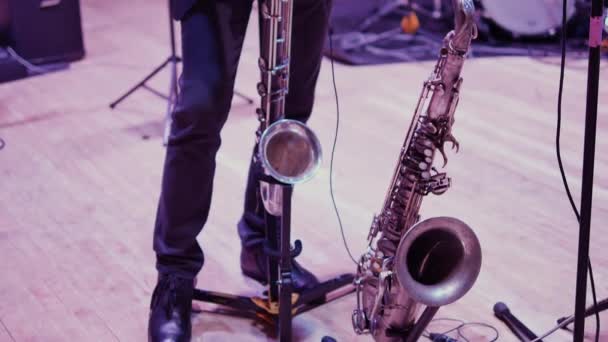 Hombre tocando en el Saxofón en el Escenario en Mic 4K — Vídeo de stock