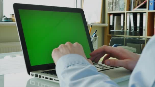 Geschäftsmann tippt auf einem Laptop und nimmt den Anruf entgegen. Green Screen Anzeige 4k — Stockvideo