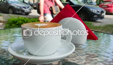 Cappuccino bir cam masa üzerinde