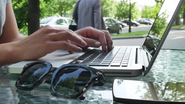 Mulher digitando no laptop no café de verão — Vídeo de Stock