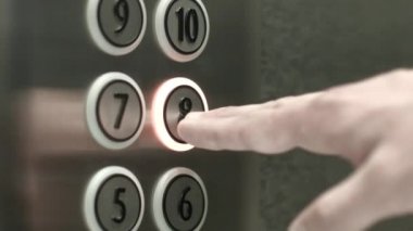 Adam bir düğme asansörde sekizinci kata presler