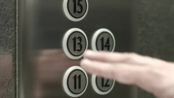 Мужчина нажимает кнопку на тринадцатом этаже лифта — стоковое видео
