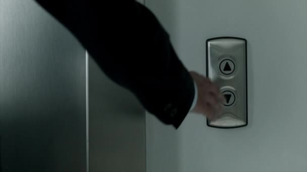 L'homme appelle un ascenseur moderne et entre dedans. — Video