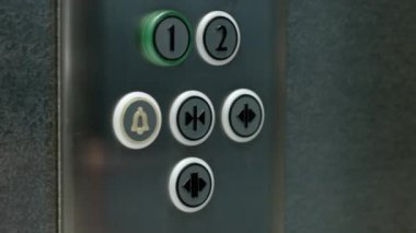 Adam Asansör kapıları kapatıyorum bir düğmeye basar. Yakın çekim