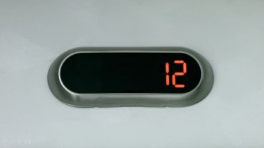 Dijital ekran gösteren kat numarası. Asansör birinci kata inmek