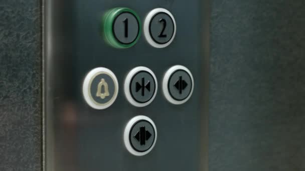 L'homme appuie sur un bouton pour fermer les portes de l'ascenseur. Gros plan 