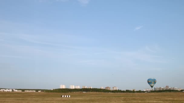 Palloncino d'aria sul cielo — Video Stock