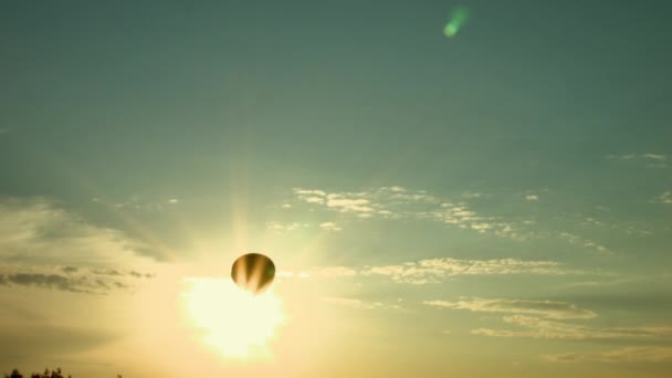 Balão de ar no céu — Vídeo de Stock