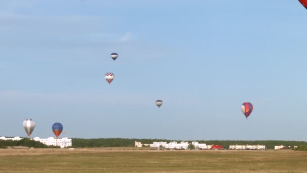 Воздушный шар на небе — стоковое видео
