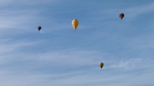 Hőlégballon az égen — Stock videók