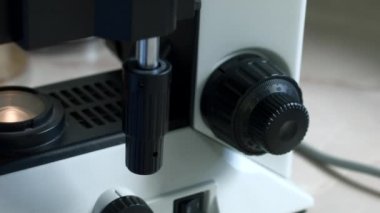 Bilim adamı Close-Up ayarlama mikroskop eller