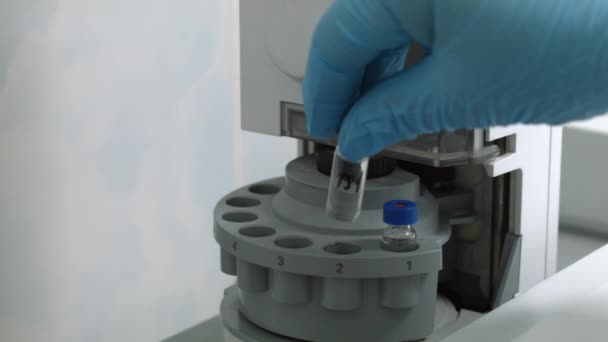 Tubos preparados en máquina centrífuga de laboratorio — Vídeo de stock