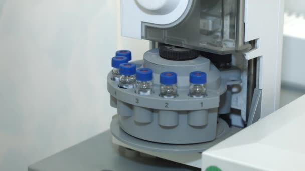 Tubos sacudidos en la máquina centrífuga de laboratorio — Vídeo de stock